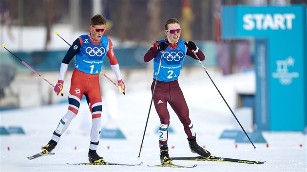 O olympijsk vtzstv ze tafetovho zvodu na 4 x 10 km bojovali norsk bec Johannes Hsflot Klaebo (vlevo) a Rus Denis Spicov. (18. nora 2018)