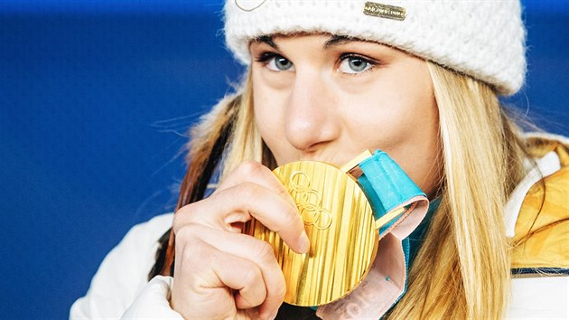 ZLATO. esk lyaka Ester Ledeck senzan zvtzila v olympijskm superobm slalomu. (17. nora 2018)