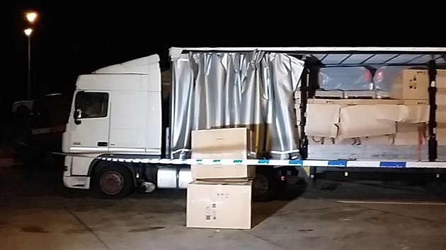 Policie zastavila na dlnici D5 ve smru na Rozvadov dva kamiony s ptaticeti neleglnmi migranty, kte smovali do Nmecka. (16. nora 2018)