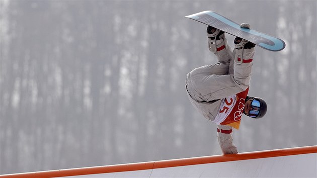 Amerian Ryan Stassel v akci.Momentka z kvalifikace snowboardist v discipln slopestyle.