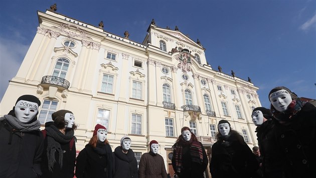 Ped Arcibiskupskm palcem v Praze se seli odprci i pznivci kardinla Dominika Duky (14. nora 2018).