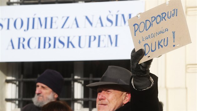 Ped Arcibiskupskm palcem v Praze se seli odprci i pznivci kardinla Dominika Duky (14. nora 2018).