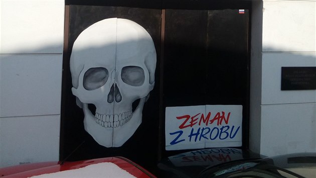 Dlo, kter vytvoil brnnsk streetartov umlec Timo na vratech divadla Husa na provzku.