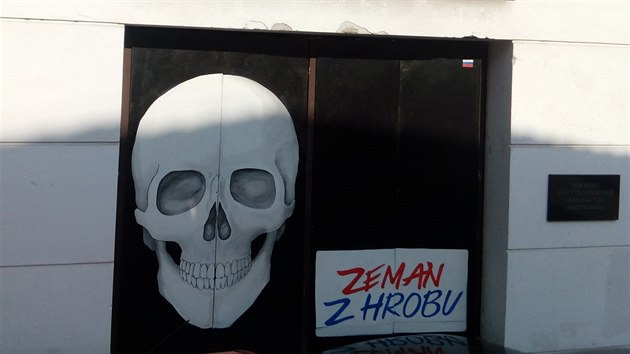 Dlo, kter vytvoil brnnsk streetartov umlec Timo na vratech divadla Husa na provzku.
