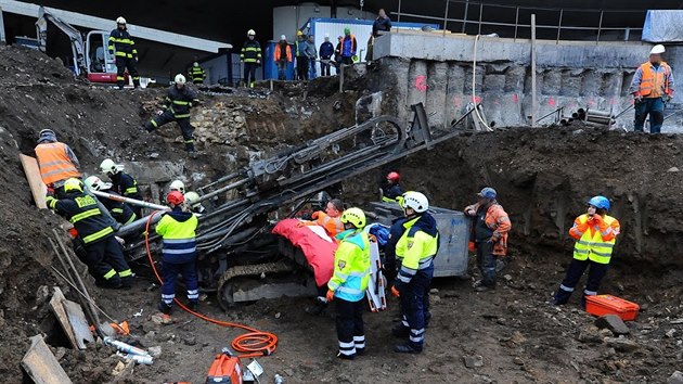 Hasii vyproovali mue zavalenho vrtnou soupravou (10. nora 2018).