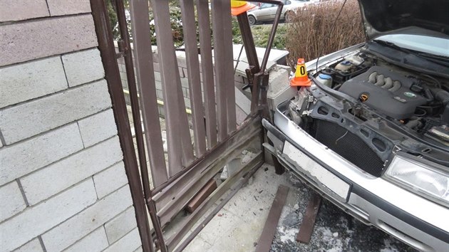 Snmek z nehody v Kostelci na Han, kdy opil idi zareagoval na blikajc policejn majky strenm zen do plotu rodinnho domu. (17. 2. 2018)