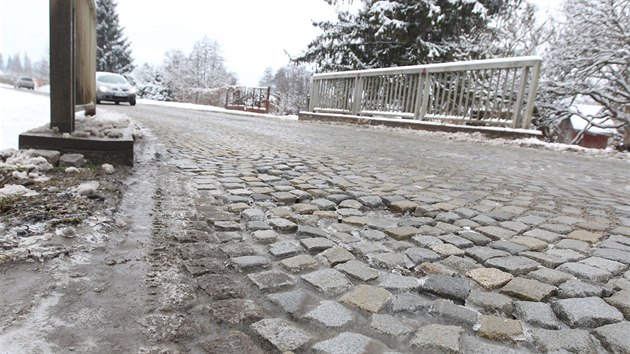 Kdyby se v Jihlav volila nejdrncavj cesta, aspirantem na vtzstv by byla jihlavsk silnice do Pstova. Telesk ulice se bude letos opravovat. Msto kostek ji nov pokraje asfalt. Stejn by magistrt chtl postupovat i u dalch ulic v Jihlav.