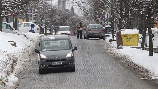 Kdyby se v Jihlav volila nejdrncavj cesta, aspirantem na vtzstv by byla jihlavsk silnice do Pstova. Telesk ulice se bude letos opravovat. Msto kostek ji nov pokraje asfalt. Stejn by magistrt chtl postupovat i u dalch ulic v Jihlav.