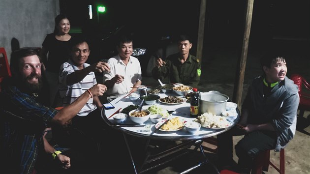 Vietnamsk pohostinost v jednom z ubytovn. Spolen veee a konverzace s pomoc peklada v mobilech