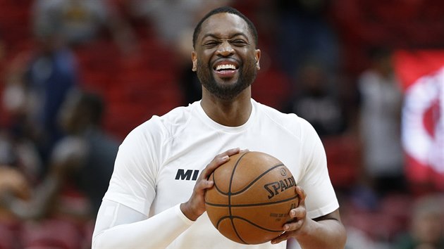 Dwyane Wade se rozcviuje ped obnovenou premirou v Miami.