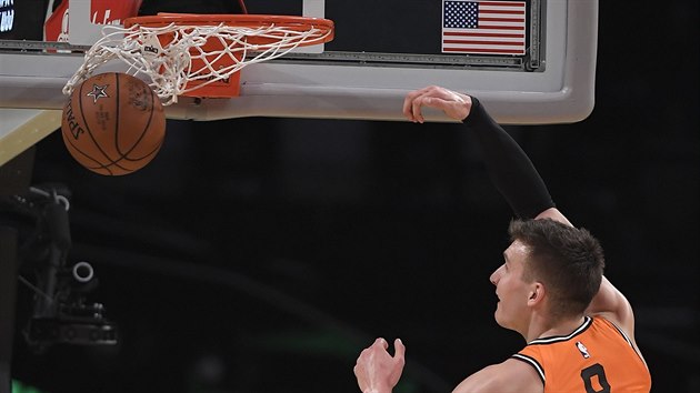 All Star Rising Stars Game: srbsk kdelnk Bogdan Bogdanovi ze svtovho tmu smeuje do koe USA.