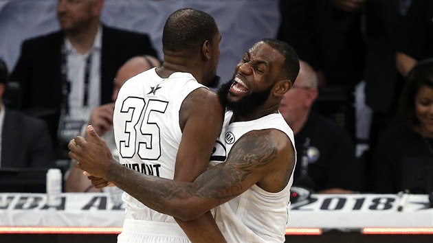 Kevin Durant (vlevo) a LeBron James slav vhru svho tmu pi Utkn hvzd NBA.