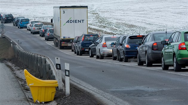 Kolony vozidel po konci smny v zvodu koda Auto Kvasiny.