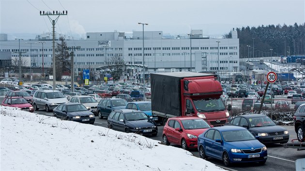 Kolony vozidel po konci smny v zvodu koda Auto Kvasiny