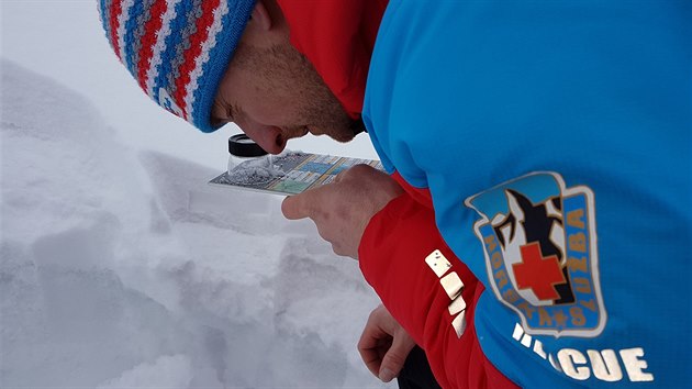 Tvar snhovch krystal je pro soudrnost vrstev, a tedy i lavinov nebezpe klov. Jednotliv vrstvy snhovho profilu Jan Doubek zkoum lupou.