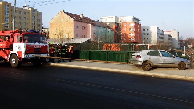 Osmaticetilet idika dnes rno havarovala na most pes eleznin tra v Plzni. Nehoda se obela bez zrann.