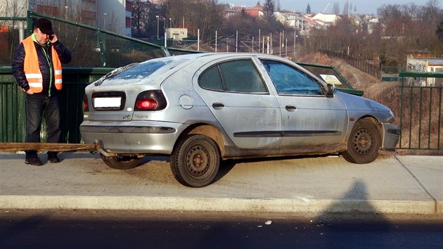 Osmaticetilet idika dnes rno havarovala na most pes eleznin tra v Plzni. Nehoda se obela bez zrann.