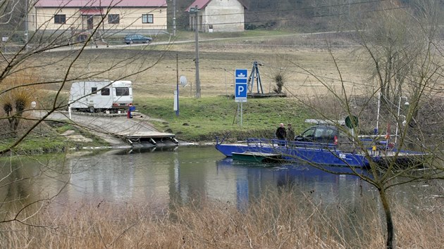 Na silnici z Bas smrem k pvozu v Darov pibylo nkolik dopravnch znaek o omezen nosnosti prmu. (15. 2. 2018)