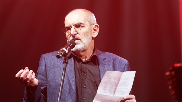 Ivo moldas na koncertu k osmdestinm Duana Vanury v prask Lucern (18. nora 2018)