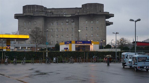 Protileteck v z masivnho betonu stoj v hambursk tvrti Sankt Pauli a je zhruba 40 metr vysok. 