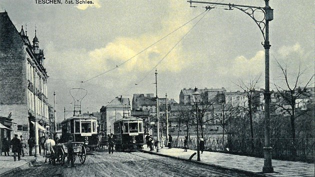 Pohled na vhybnu tramvaj ped Hlavnm mostem. Pohlednice pochz z roku 1911. Cena jzdnho tehdy inila 12 hal za dosplho a 6 hal za dt.