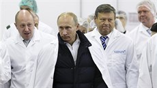 Jevgenij Prigoin provází Vladimira Putina po svém podnku, který ruské koly...