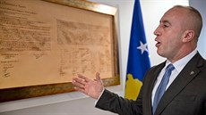 Kosovský premiér Ramush Haradinaj ukazuje ve své kanceláři deklaraci... Kosovský premiér Ramush Haradinaj ukazuje ve své kanceláři deklaraci...