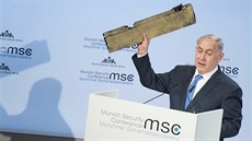 Benjamin Netanjahu si na bezpečnostní konferenci v Mnichově přivezl kus... Benjamin Netanjahu si na bezpečnostní konferenci v Mnichově přivezl kus...
