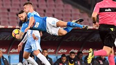 Ve vzduchu je Lorenzo Tonelli z Neapole, vedle něho Sergej Milinkovič-Savič z... Ve vzduchu je Lorenzo Tonelli z Neapole, vedle něho Sergej Milinkovič-Savič z...