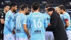 Kouč Simone Inzaghi dává pokyny hráčům Lazia v utkání na hřišti Verony. Kouč Simone Inzaghi dává pokyny hráčům Lazia v utkání na hřišti Verony.