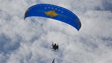 Paraglidista krouží nad Prištinou s národní vlajkou před oslavami desátého... Paraglidista krouží nad Prištinou s národní vlajkou před oslavami desátého...