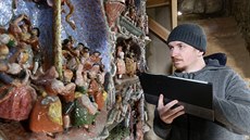 Filip Prekop, archeolog Národního památkového ústavu v Lokti, zkoumá takzvaná... Filip Prekop, archeolog Národního památkového ústavu v Lokti, zkoumá takzvaná...