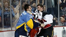 Matěj Machovský (vlevo) se popral s Masonem McDonaldem v zámořské ECHL Matěj Machovský (vlevo) se popral s Masonem McDonaldem v zámořské ECHL