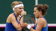 Za rozhodnutého stavu poté do čtyřhry nastoupily Lucie Šafářová (vlevo) a... Za rozhodnutého stavu poté do čtyřhry nastoupily Lucie Šafářová (vlevo) a...