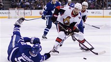Jake Gardiner z Toronta (vlevo) padá na led po ataku Dericka Brassarda z Ottawy. Jake Gardiner z Toronta (vlevo) padá na led po ataku Dericka Brassarda z Ottawy.