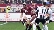 Lorenzo De Silvestri z FC Turín (s maskou) centruje míč v zápase proti Udinese. Lorenzo De Silvestri z FC Turín (s maskou) centruje míč v zápase proti Udinese.