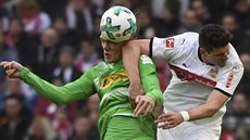 Jannik Vestergaard z Mönchengladbachu (vlevo) v hlavičkovém souboji s Mariem... Jannik Vestergaard z Mönchengladbachu (vlevo) v hlavičkovém souboji s Mariem...