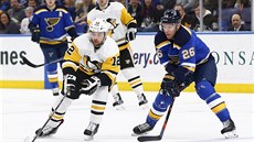 Dominik Simon z Pittsburghu (vlevo) se snaží probít přes bránícího Paula... Dominik Simon z Pittsburghu (vlevo) se snaží probít přes bránícího Paula...