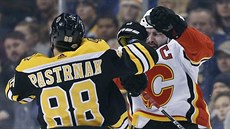 David Pastrňák z Bostonu (zády) v souboji s Markem Giordanem z Calgary. David Pastrňák z Bostonu (zády) v souboji s Markem Giordanem z Calgary.