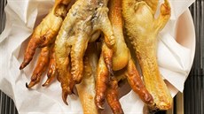 Ne, pařátky se v Indonésii rozhodně nevyhazují. Tamní kuchaři je připravují... Ne, pařátky se v Indonésii rozhodně nevyhazují. Tamní kuchaři je připravují...
