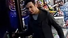Poznáte muže, který platil kartou ukradenou vozíčkáři? Poznáte muže, který platil kartou ukradenou vozíčkáři?