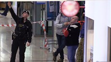 V obchodním centru Flora v Praze spadl muž z dvanáctimetrové výšky, záchranáři... V obchodním centru Flora v Praze spadl muž z dvanáctimetrové výšky, záchranáři...