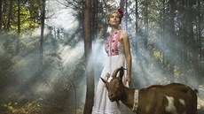 K souboru šperků vytvořila lidové modely šatů návrhářka Klára Nademlýnská. K souboru šperků vytvořila lidové modely šatů návrhářka Klára Nademlýnská.
