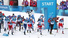 Start olympijského závodu bc ve skiatlonu na 15+15 kilometr v...
