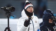 Trenér eských biatlonist Ondej Rybá bhem olympijského stíhacího závodu na...