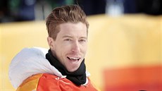 LEGENDA. Americký snowboardista Shaun White v cíli olympijské kvalifikace... LEGENDA. Americký snowboardista Shaun White v cíli olympijské kvalifikace...