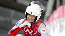 eská sákaka Tereza Nosková v cíli olympijského závodu drustev. (15. února...