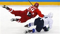 Ruský hokejista Ilja Kablukov v souboji se Slovincem Bostjanem Goliiem. (16....