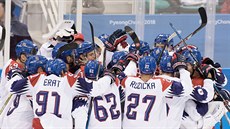 etí hokejisté slaví vítzství v olympijském utkání s Kanadou. (17. února 2018)