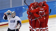 Rusové slaví branku Nikolaje Prochorkina v olympijském utkání proti USA. (17....